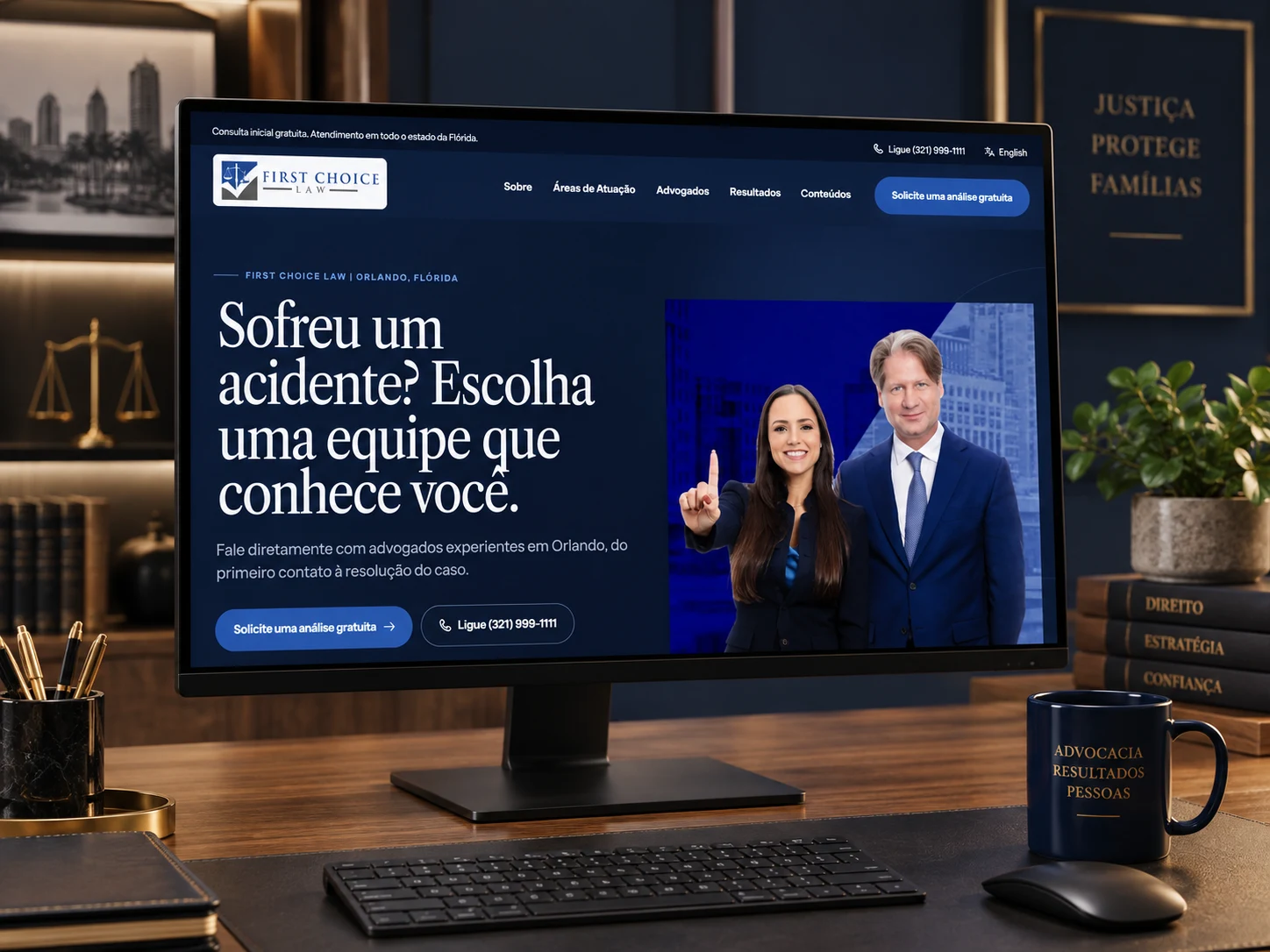 Projeto do site First Choice Law exibido em um monitor dentro de um escritório de advocacia