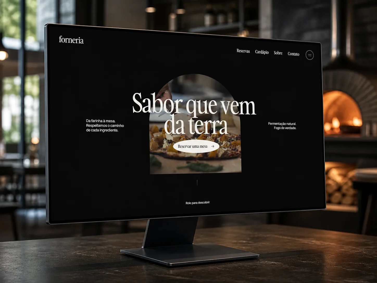 Projeto de site para a pizzaria Forneria exibido em um monitor