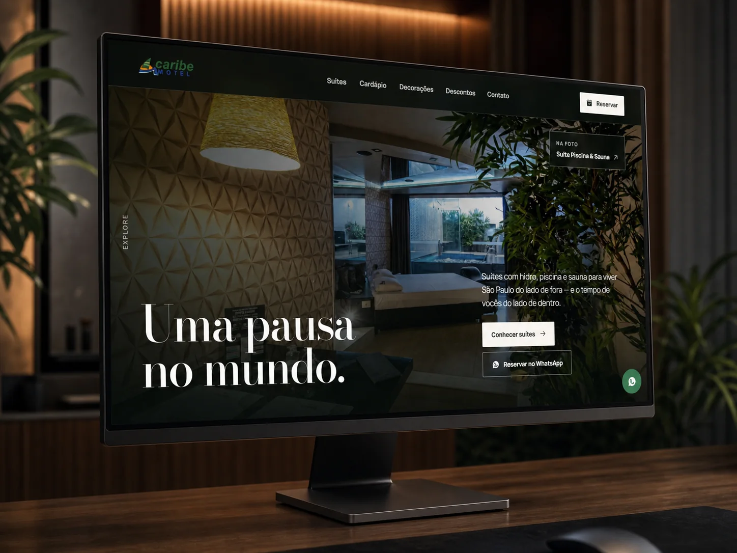 Projeto de site institucional do Motel Caribe exibido em um monitor