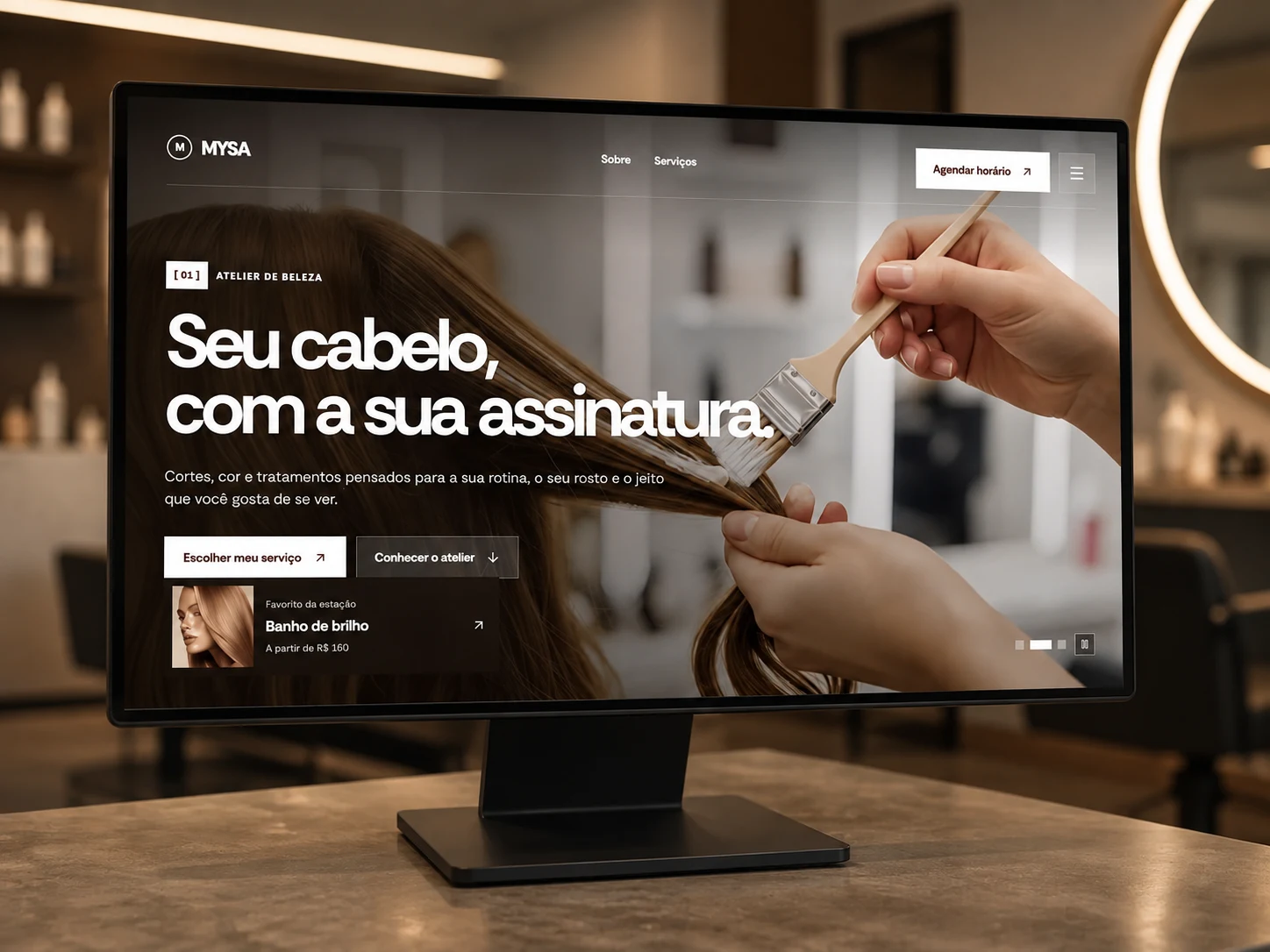 Projeto do site Mysa Atelier exibido em um monitor em um salão de beleza