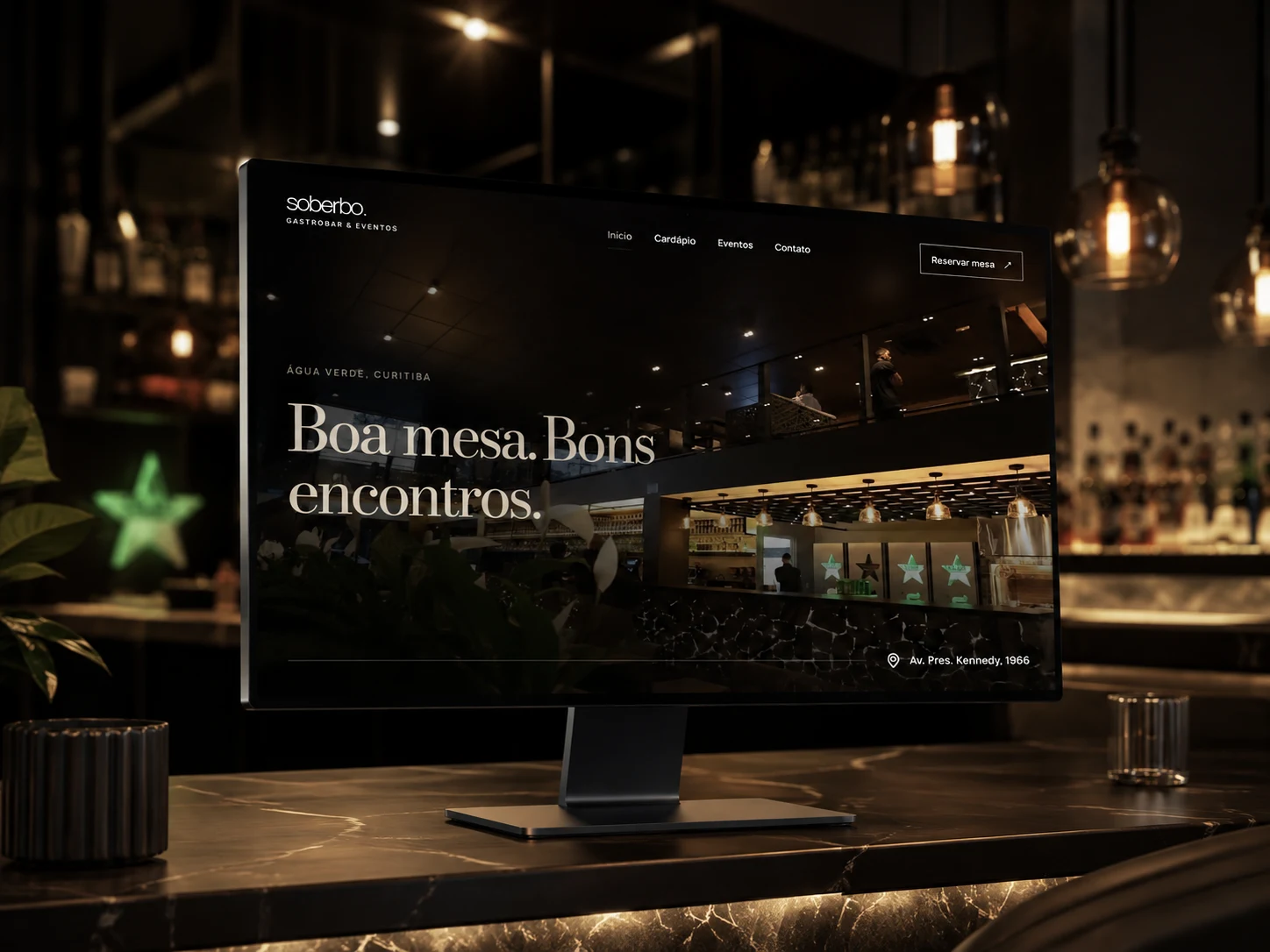 Projeto do site Soberbo exibido em um monitor dentro de um gastrobar