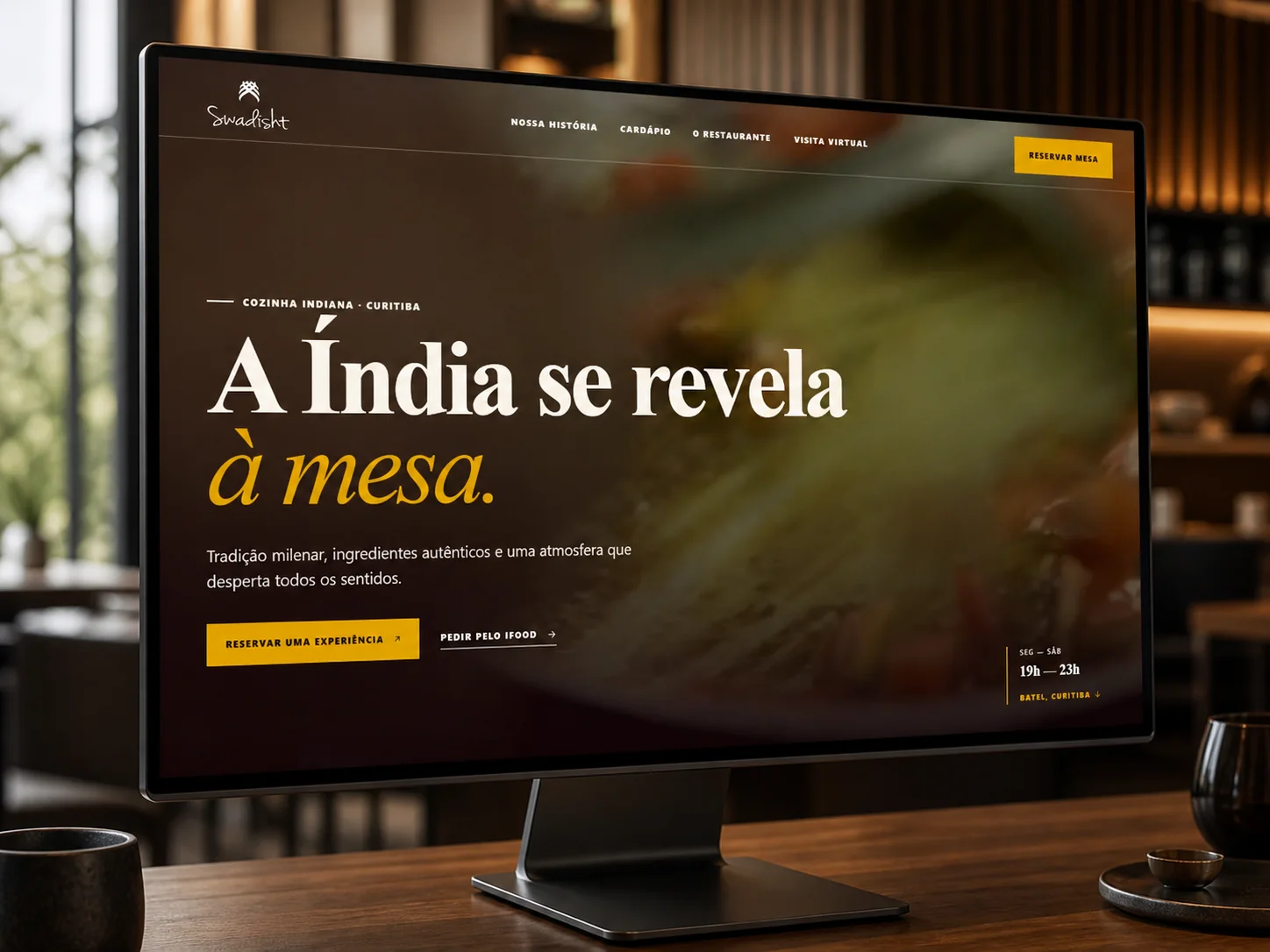 Projeto de site do restaurante Swadisht exibido em um monitor
